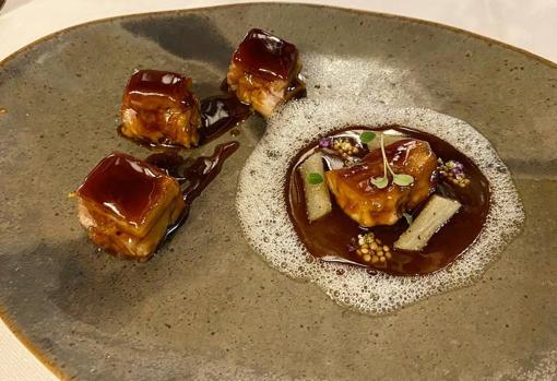 Cochinillo ibérico con su castañuela y manteca colorá