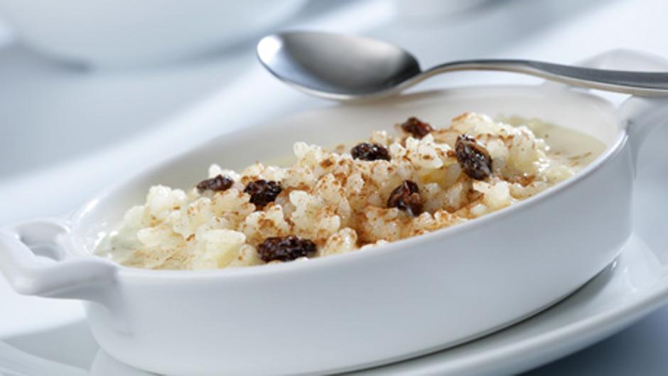 Elabora este arroz con leche con pasas y canela, un plato tradicional con un toque diferente