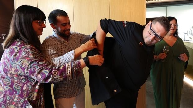 Periko Ortega recibe la chaquetilla como primer embajador en España del champagne Abelé 1757