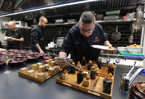 El chef preparó un menú maridado con los productos de Abelé 1757