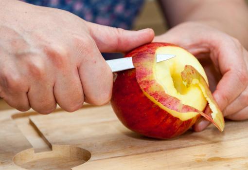 La manzana pelada se exida con facilidad