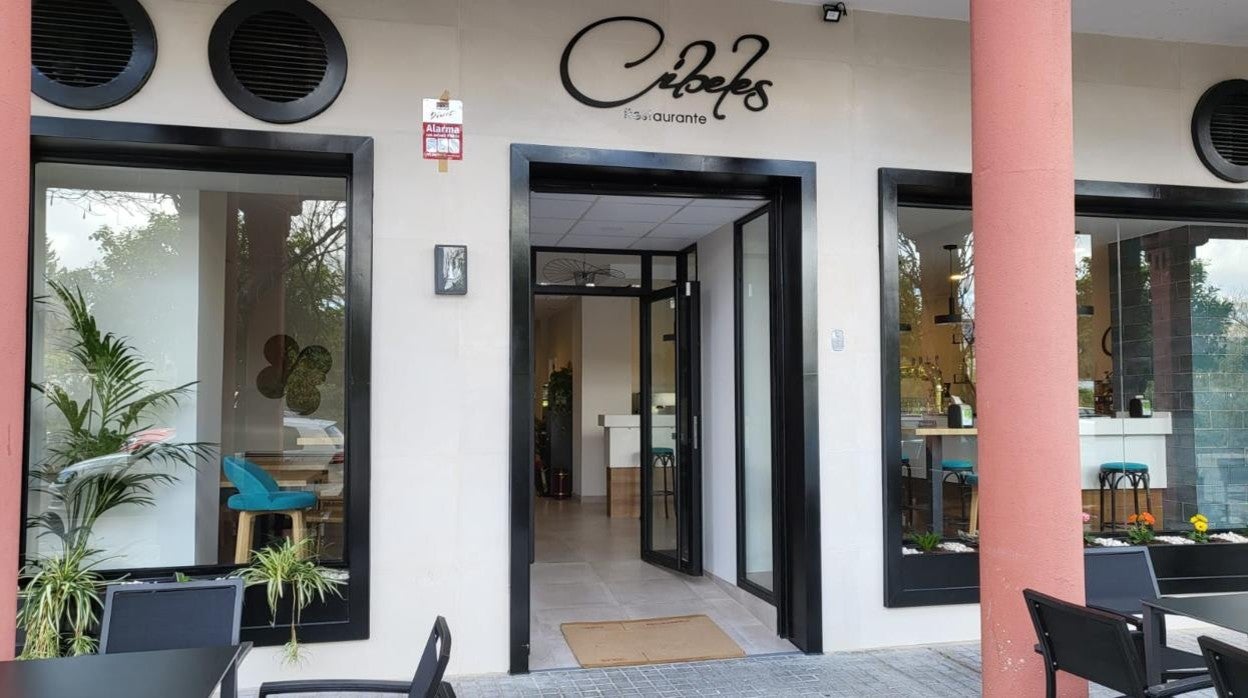 El restaurante Cibeles tiene una terraza a la entrada, bajo soportales vegetales