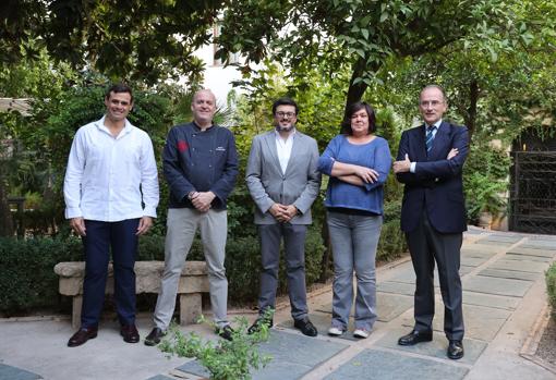 Los cinco miembros del jurado, en el jardín del Hotel Hospes Bailío, antes de su deliberación