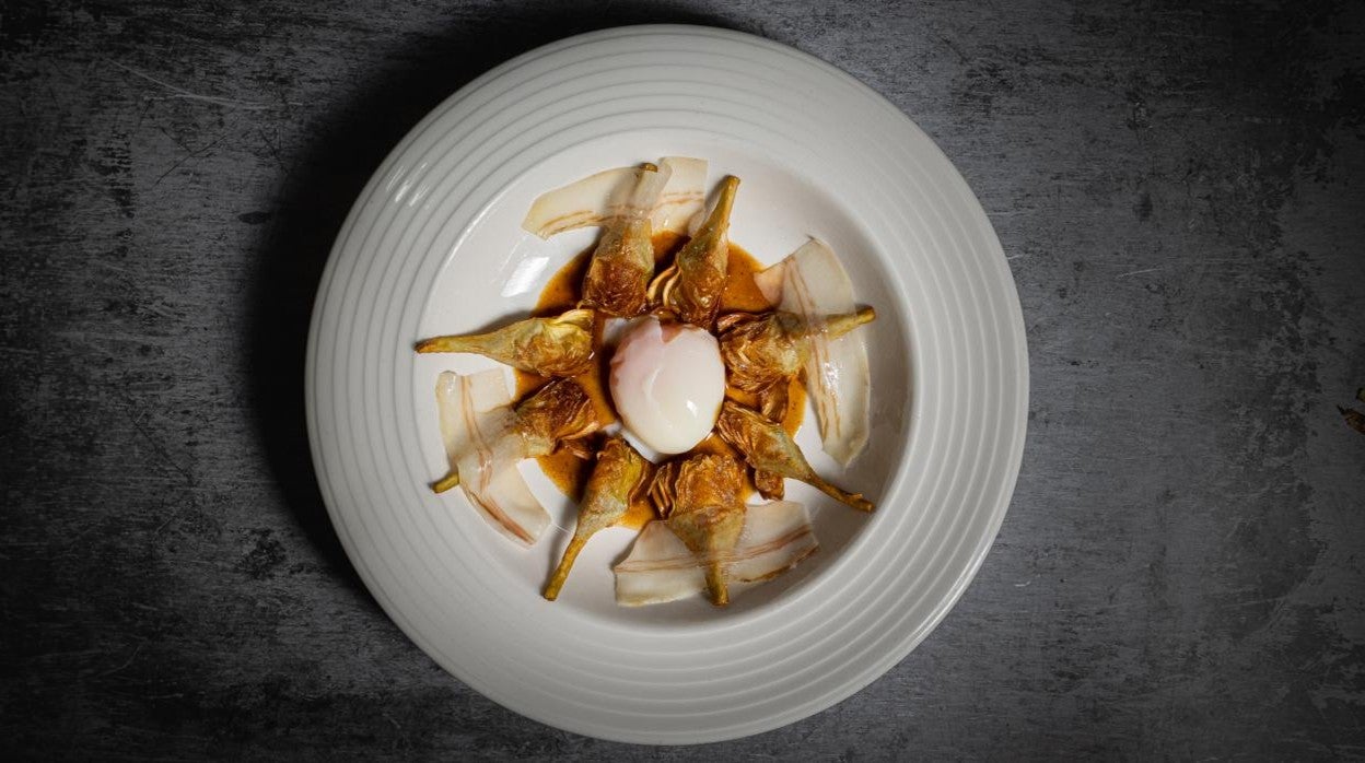 Las alcachofas son las protagonistas de este plato de temporada de Bodegas Trasmallo