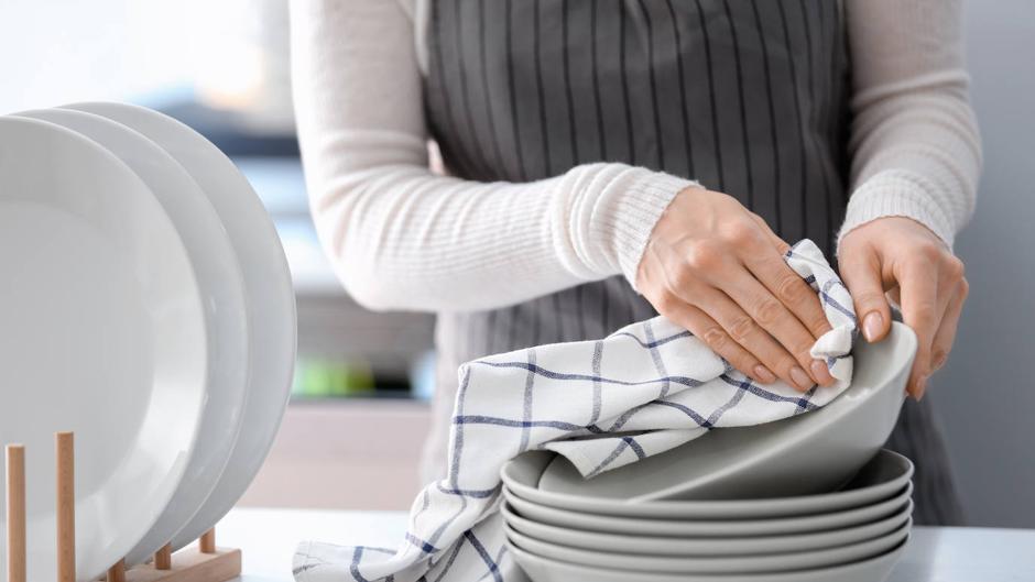 El truco definitivo para limpiar tus paños de cocina en 2 minutos y sin lavadora