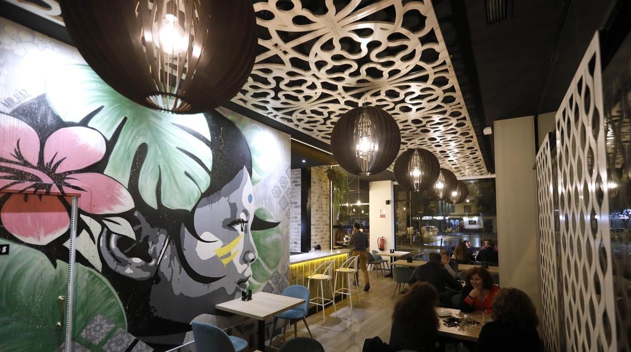 Interior del restaurante Cebú by La Bodeguilla, junto a la estación del AVE