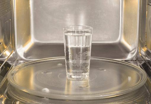 Utiliza un vaso de agua para descongelar alimentos en el microondas