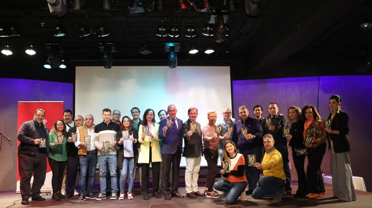 Los hosteleros participantes en la Ruta de la Tapa junto a los organizadores de la cita