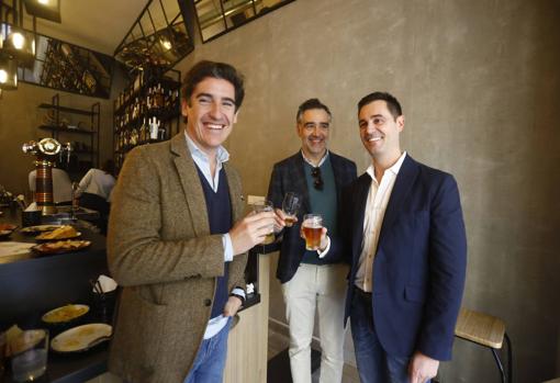 A la izquierda, Pablo López, CEO de Silbon, durante la inauguración del bar