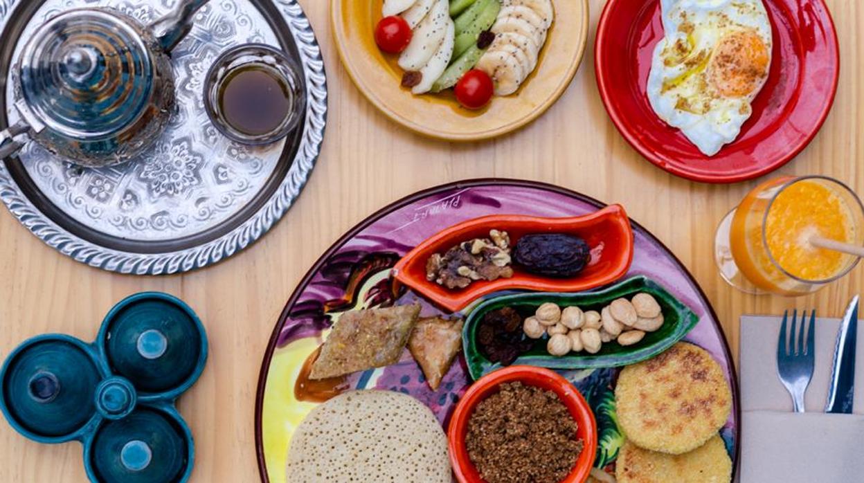 En el 'brunch' marroquí de La Perla Azul hay fruta fresca, frutos secos y crepes