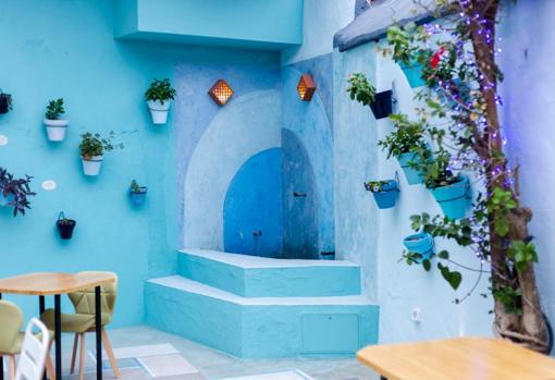 El patio, en tonos azules, con la fuente