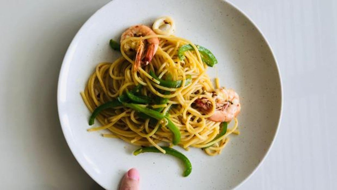 Plato de espaguetis con pimiento verde y gambas