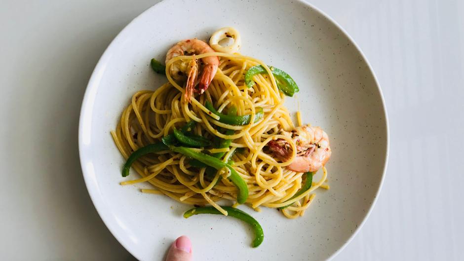 Aprende a cocinar estos deliciosos y nutritivos espaguetis con pimientos verdes y gambas