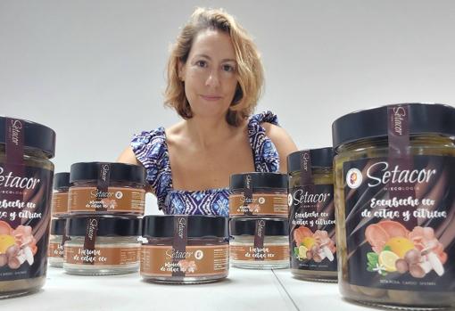 María Rosas, responsable de Setacor, con las conservas de su marca