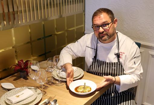 Paco López muestra el plato que ha preparado para GURMÉ Córdoba
