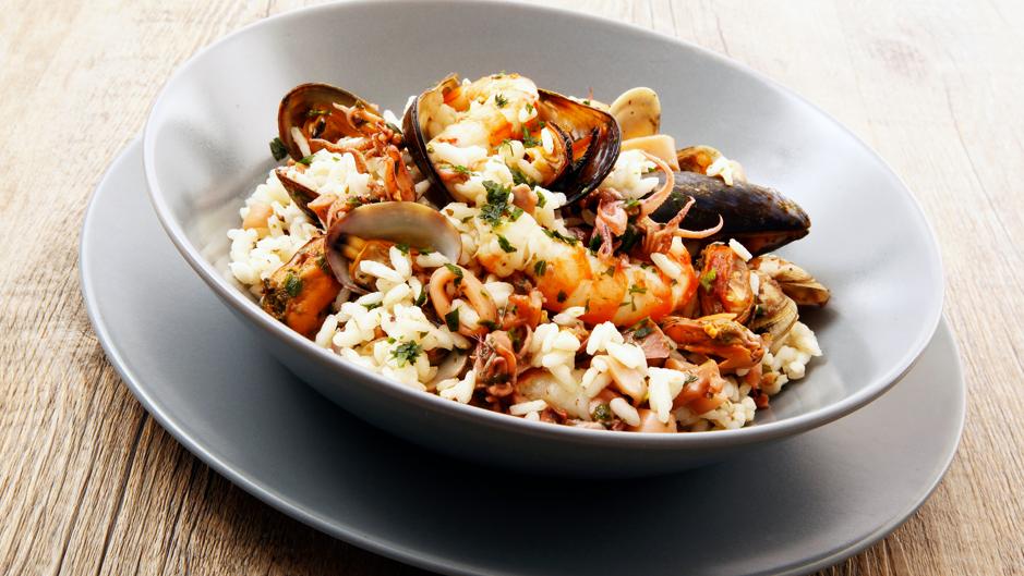 Elabora este arroz con gambas, congrio y mejillones, un plato marinero que no defrauda a nadie