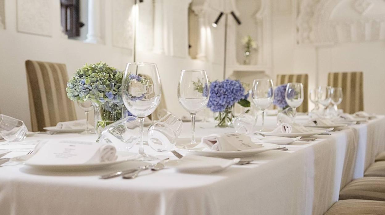 Mesa recién puesta, en el hotel Hospes Palacio del Bailío de Córdoba