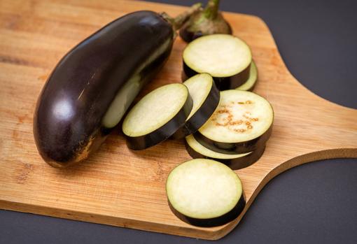 Puedes cortar las berenjenas en rodajas o bastones