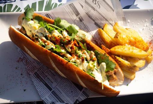 El tenedor del mono, tapas con guiños internacionales y «terraceo» en Tomares