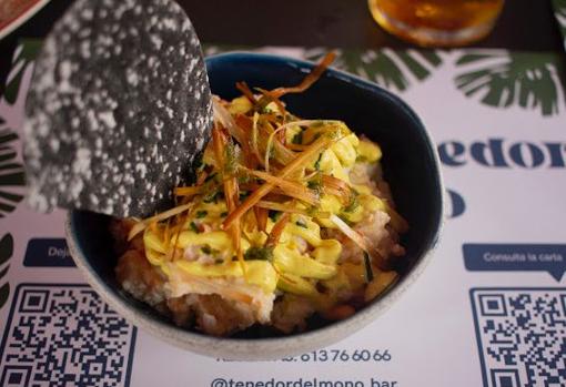 El tenedor del mono, tapas con guiños internacionales y «terraceo» en Tomares