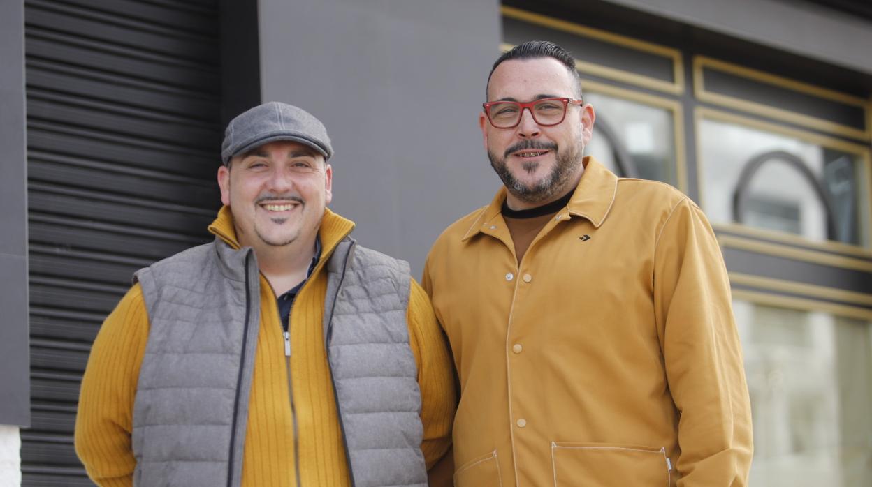 Los hermanos Salcedo, Pedro (a la izquierda) y José Luis (derecha), posan ante el nuevo local