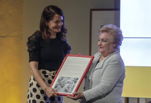 Isabel Aguilar entrega la Mención Especial a Chari Pérez, del bar Kiko de la Chari