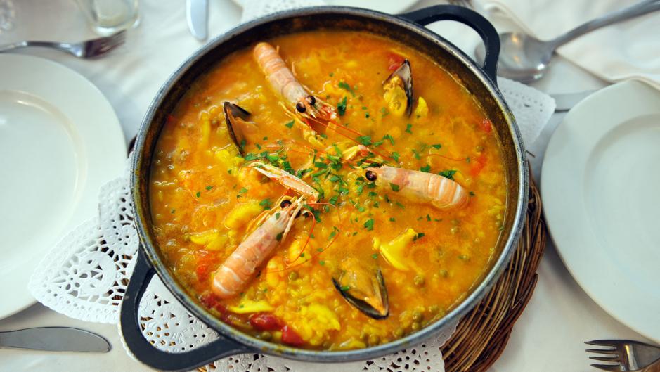Aprende a alaborar este sencillo pero sabroso arroz meloso con cigalas y almejas