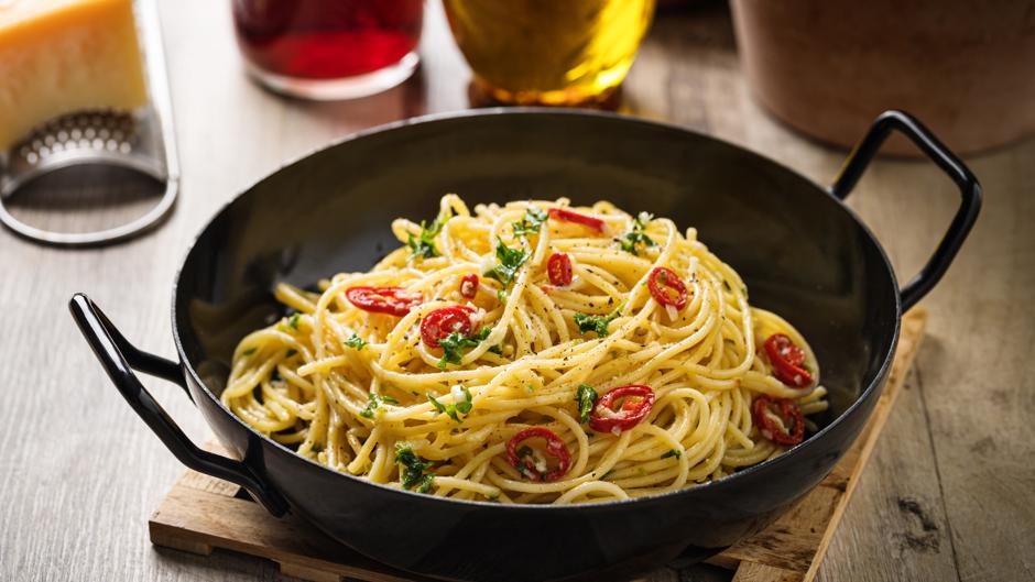 Aprende a cocinar estos espaguetis con guindillas y ajetes frescos