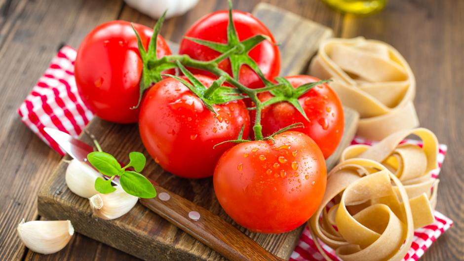 Aprende a cocinar estos tallarines con fuet y tomates cherry, un plato muy mediterráneo