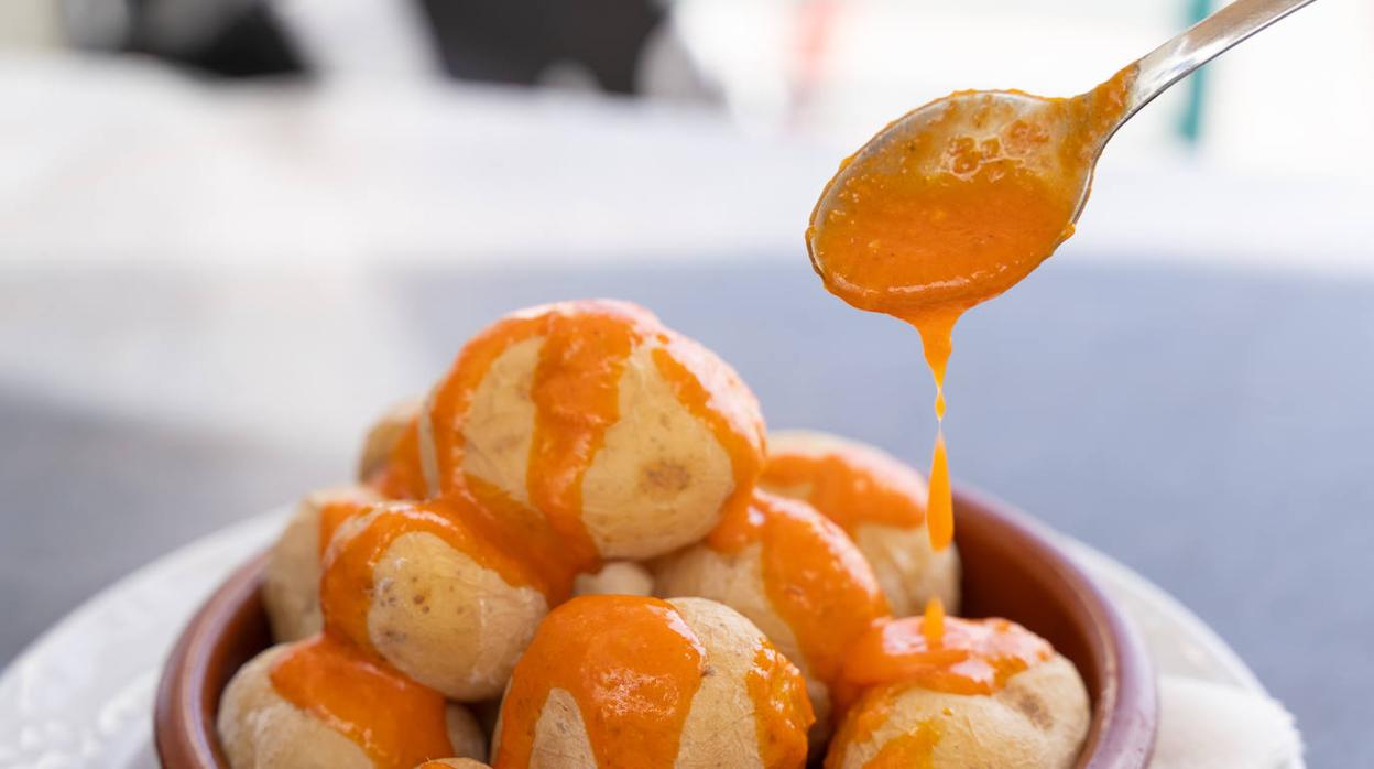 El mojo picón se sirve tradicionalmente con papas arrugás