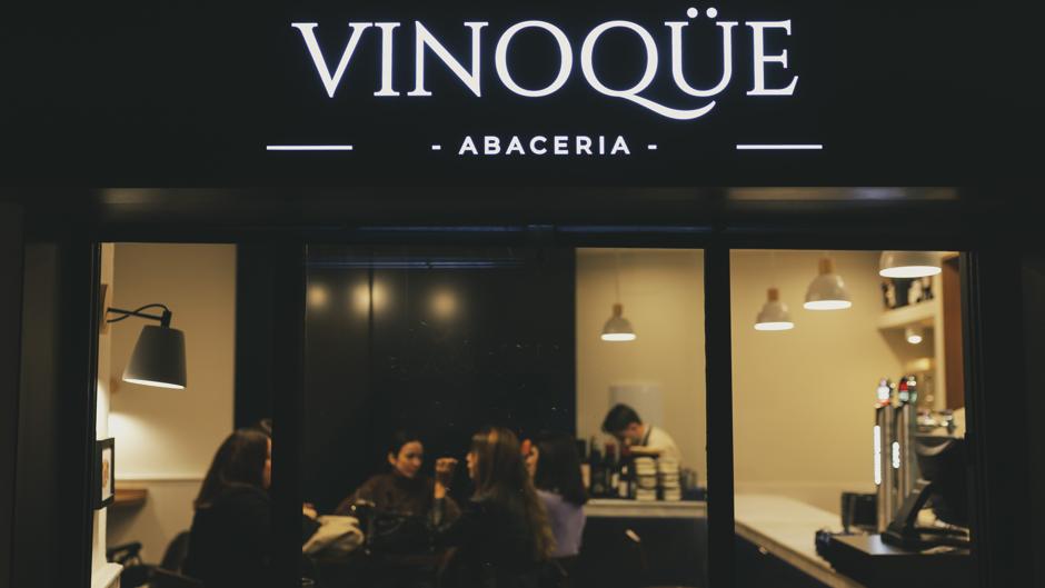 Vinoqüe, una nueva abacería dedicada al vino y los quesos artesanos en la calle Moratín