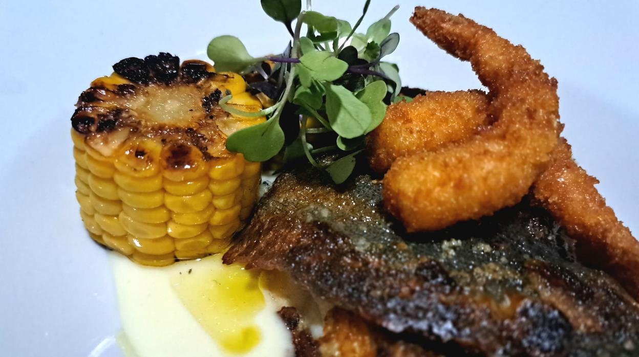 Rodaballo, parmentier, langostinos en panko y maíz a la brasa del restaurante Balma.