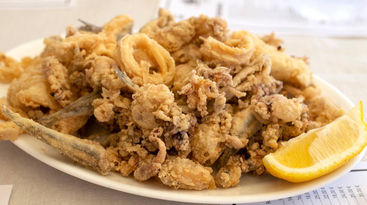 https://s1.abcstatics.com/abc/sevilla/media/gurme/2023/04/21/s/cena-del-pescaito-frito-feria-abril-sevilla-2023-kC4C--1248x698%40abc.jpg
