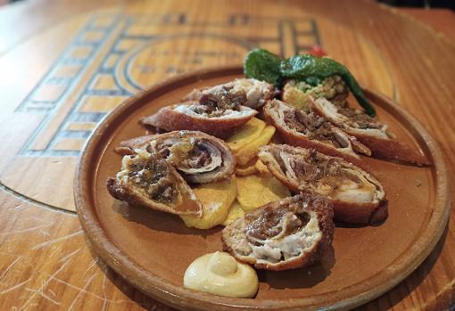 El flamenquín de rabo de toro lleva la carne desmigada y la salsa de este guiso