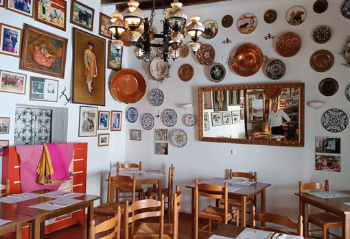 Salón interior del mesón-restaurante El Burlaero
