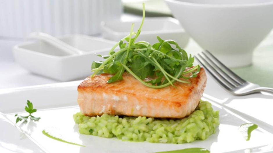 Aprende a cocinar este exquisito salmón a la plancha con arroz verde