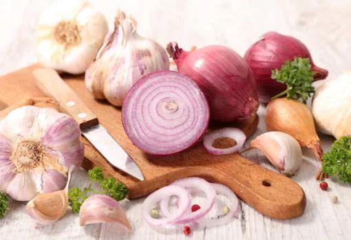 Los caracoles en caldo se preparan con ajo y cebolla