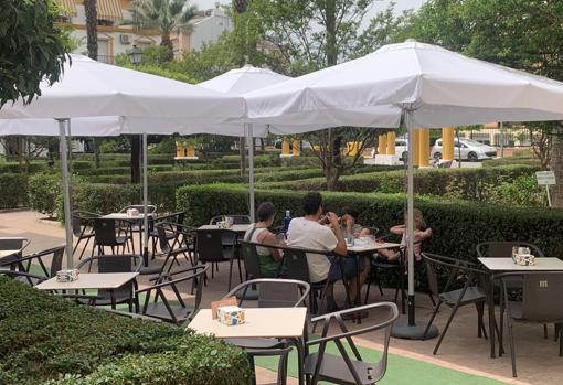 La extensa terraza es otro de los atractivos de Al Compás