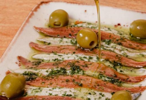 Matrimonio: boquerones en vinagre con anchoas en salazón, de Bulebar