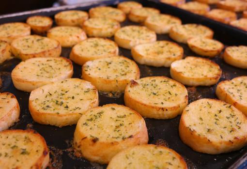 En unos minutos en el horno, tendremos listo este pan con ajo