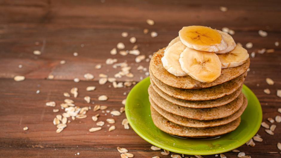 Tortitas de avena y plátano: una receta saludable y esponjosa para tus desayunos y meriendas
