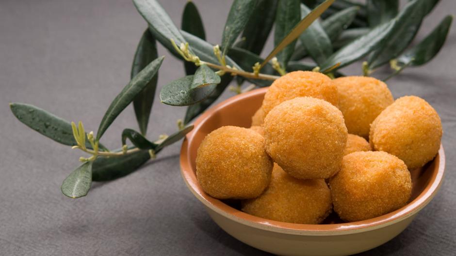Aceitunas fritas, la receta italiana que se convertirá en tu tapa favorita este verano