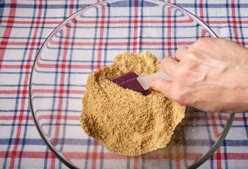 La base de esta tarta es galleta triturada con mantequilla