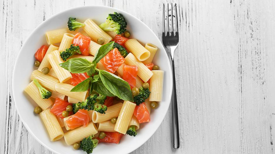 Prepara esta refrescante ensalada de pasta con salmón ahumado y queso, perfecta para el verano