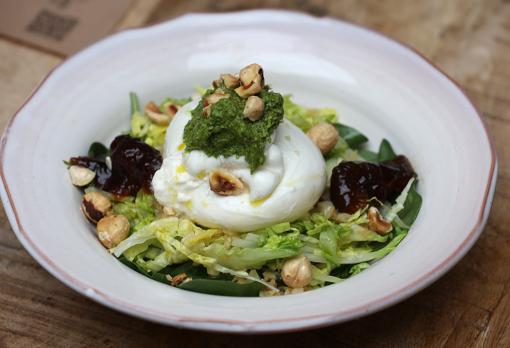Ensalada de burrata con cogollos al ajillo y pesto cordobés