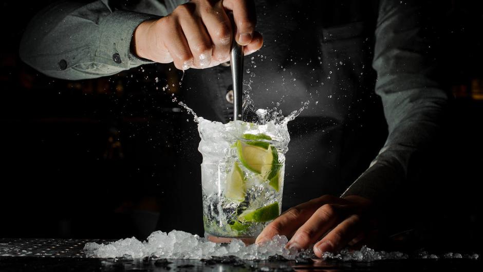 Cómo preparar una auténtica caipirinha en casa: la receta original de este cóctel brasileño