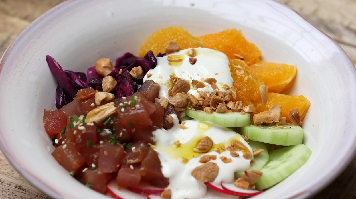 Nuevo poke con atún marinado, naranja y mazamorra de Bodegas Mezquita