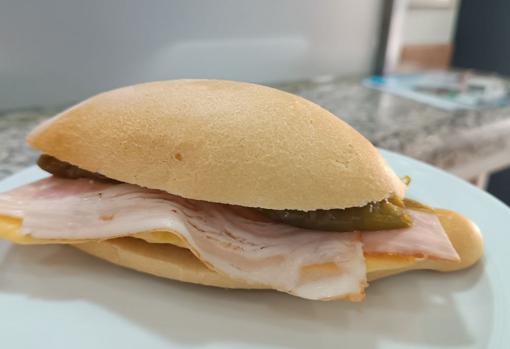 Uno de los famosos bocadillos del Bar Bocadi