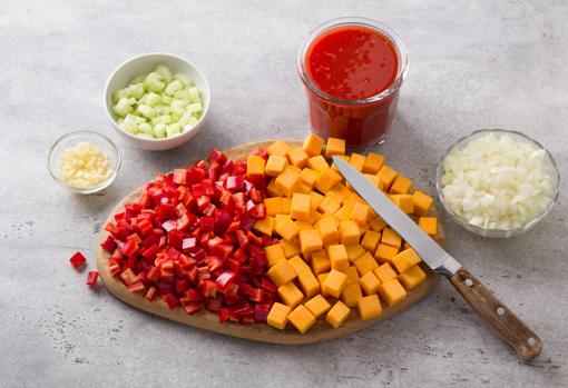 Verduras troceadas para hacer el sofrito de las lentejas con chorizo