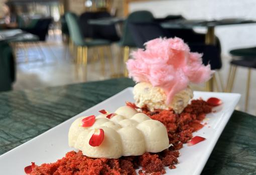 Un Pedacito de Cielo: Red Velvet con helado, panna cotta y algodón de azúcar
